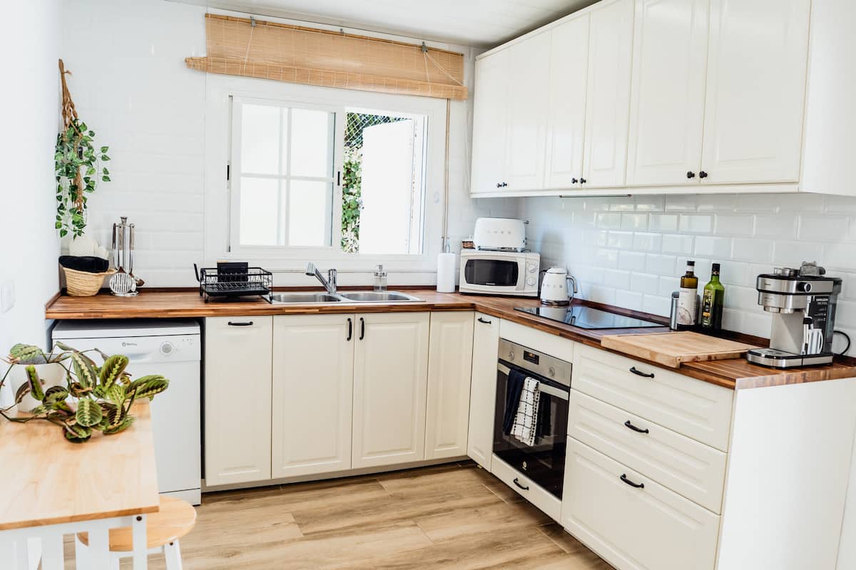 The kitchen, with wooden worktops, oven, hob and coffee machine